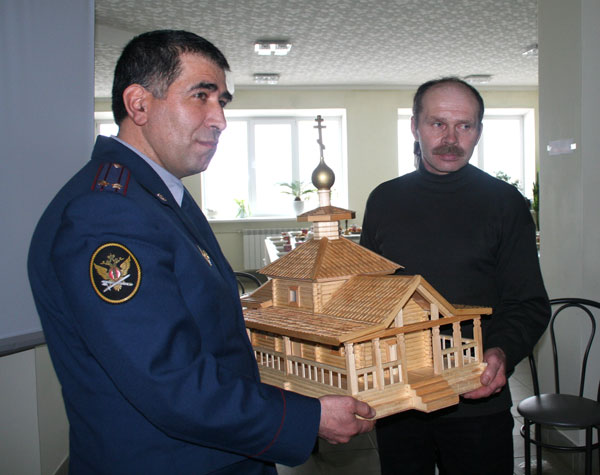 Азадов М.Ф. вручает макет храма для п.Ново-Лавела