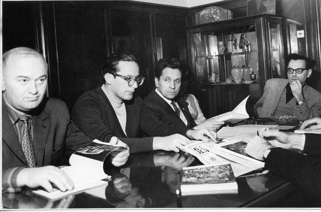Румыния, Бухарест, 1971 год. Ф. Абрамов и А. Турков на встрече 
      с румынскими писателями.