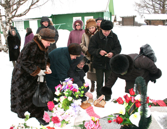 Поминовение житником на могиле Ф.А.Абрамова