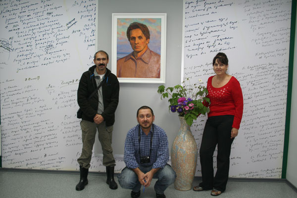 Т.Эсадзе (в центре) с супругой и продюссером Т.Абдуллаевым в литературно-мемориальном музее Ф.А.Абрамова